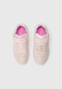 Sneakers in pelle sintetica rosa con chiusura a lacci e strap a Velcro, dotati di puntale forato e soletta imbottita con logo.