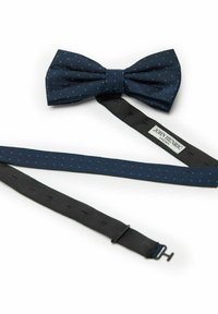 Mörkblå fluga med ljusblå prickar, tillverkad av strukturerad tyg; inkluderar svart justerbart band med metallspänne och varumärkesetikett.