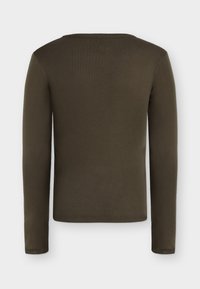 Πράσινο ελιάς σκουρόχρωμο μακρυμάνικο μπλουζάκι με στρογγυλή λαιμόκοψη, εμφανιζόμενο από πίσω, με απλή, ομαλή υφή και εφαρμοστή γραμμή.