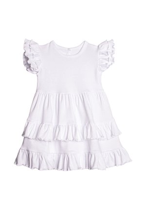 Biała sukienka dla niemowląt z krótkimi, falbanianymi rękawkami i wielowarstwowymi falbanami na spódnicy, wykonana z miękkiej tkaniny.
