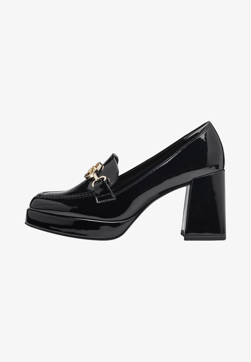 Chaussure à talon haut en cuir verni noir avec un bout arrondi, une bride décorative et des accessoires dorés, dotée d'un talon épais et d'une finition lisse.