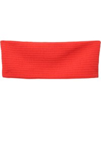 Rotes Stoffhaarband mit strukturiertem, geripptem Design. Es hat eine breite, elastische Form, die für verschiedene Kopfgrößen geeignet ist.