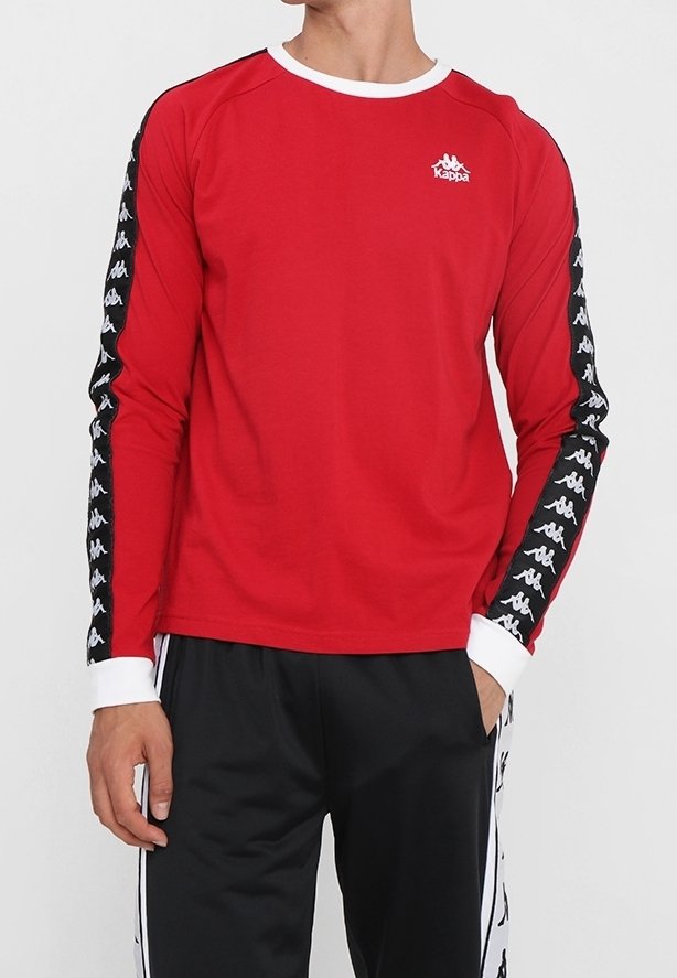 Rode lange mouwen shirt met een witte ronde hals en zwarte patroonaccenten op de mouwen met het merklogo. Gekocht met zwarte broek.