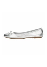Ballerines argentées avec un bout arrondi, surface métallique lisse, et un nœud décoratif sur le devant. Talon minimal et flexible, et doublure en tissu.