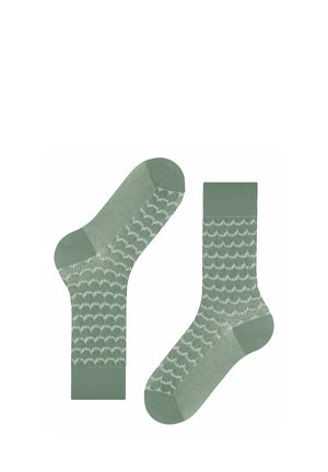 Coppia di calzini verdi con motivo geometrico bianco ripetuto e tallone, punta e polsino verdi solidi su sfondo bianco.