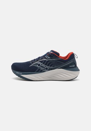 Scarpa da corsa navy con tomaia in mesh, dettagli arancioni, rifiniture riflettenti, suola imbottita e motivo di grip testurizzato sulla suola.