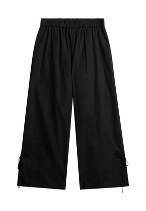 Zwarte wijde cropped broek met elastische tailleband en kleine zijstrikjes bij de zomen aan beide broekspijpen.