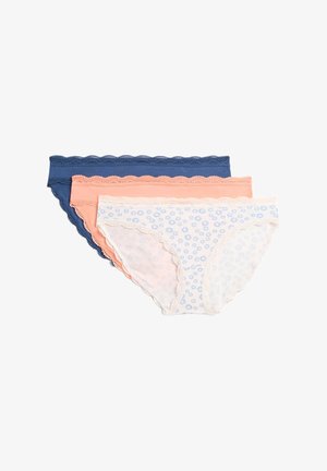 Tři páry dámského spodního prádla: tmavě modré, broskvové a bílé s modrým květinovým vzorem, s krajkovými lemovanými okraji a bavlněným materiálem.
