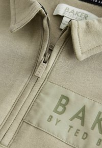 Baker by Ted Baker JOGGERS SET REGULAR FIT - Pikkade varrukatega topp - khaki green