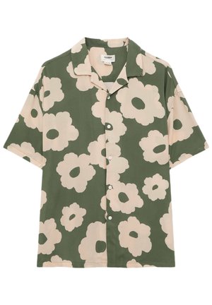 Kortærmet skjorte med knapper med grøn baggrund og stort beige blomsterprint, spredt krave og hvide knapper.