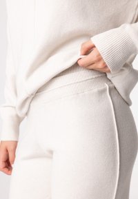 QUIOSQUE Teplákové kalhoty - off-white