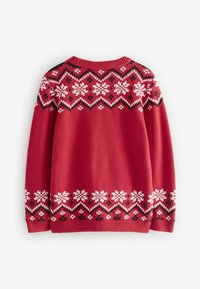 Pull en tricot rouge avec un motif Fair Isle, orné de flocons de neige blancs et d'accents noirs au niveau du col et de l'ourlet, avec un col et des poignets côtelés.