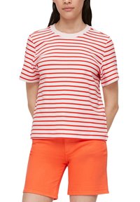 Rood en wit gestreepte kortemouwen t-shirt van zachte stof, gecombineerd met feloranje denim shorts, met een ontspannen pasvorm en een ronde hals.