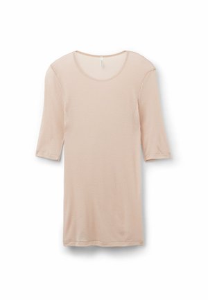 Lichtroze geribde t-shirt met ronde hals en driekwartmouwen. Zachte textuur en een ontspannen pasvorm, met een schone zoom.