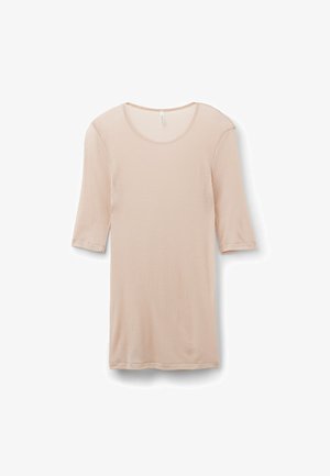 Light pink ribbed t-shirt with a round neck and three-quarter sleeves. Soft texture and a relaxed fit, featuring a clean hemline.