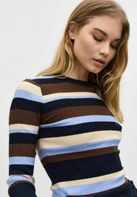 Tricou cu mâneci lungi, cu dungi orizontale în nuanțe de albastru închis, albastru deschis, maro și crem. Prezintă un decolteu rotund și un design ajustat.