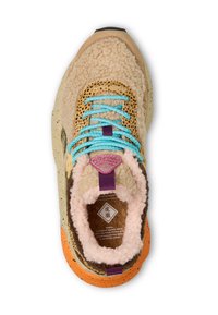 Světlé tenisky s texturovaným, jemně chlupatým svrškem, síťovanou částí a jasně modrými tkaničkami. Mají skvrnitou podrážku s oranžovým podkladem a růžovým vnitřkem.