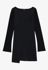 Svart langermet topp med teksturert finish, med asymmetrisk design og utringet hals. Laget av mykt, elastisk materiale.