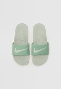 Gröna Nike flip-flops med en texturerad sula, bred rem med en blank Nike-logotyp och en slät yta.