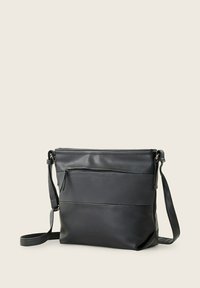 Schwarze Ledertasche für den Crossbody-Trageweise mit einem strukturierten unteren Bereich und einem glatten oberen Bereich, ausgestattet mit einer Außentasche mit Reißverschluss und einem verstellbaren Tragegurt.