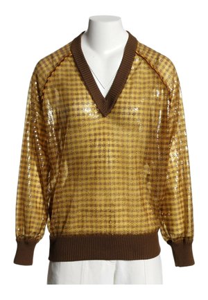 Jersey de manga larga transparente amarillo y marrón a cuadros con cuello en V de canalé marrón, puños y bajo en un torso de maniquí blanco.