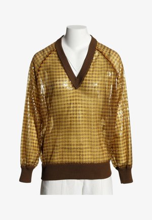 Pull à manches longues transparent jaune et marron à carreaux avec col en V, poignets et bord-côte marron sur un buste de mannequin blanc.