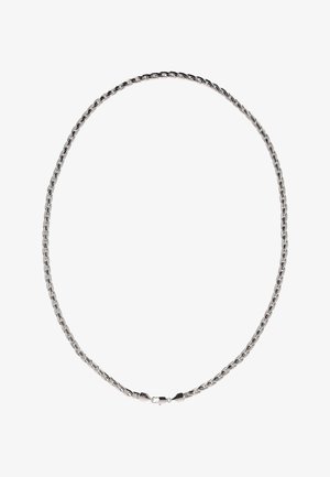 Srebrny skręcany łańcuszek z zapięciem na karabińczyk, prezentowany na białym tle.