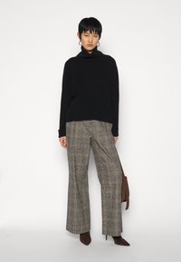 KNITID CASHMERE RIBBED ROLL NECK - Πουλόβερ - jet black