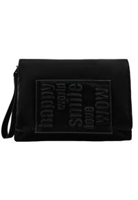 Schwarze Clutch-Tasche mit glatter Textur, ausgestattet mit einem geprägten Feld, auf dem die Wörter "happy", "smile", "love", "wow" stehen. Mit einem Handgelenkriemen.