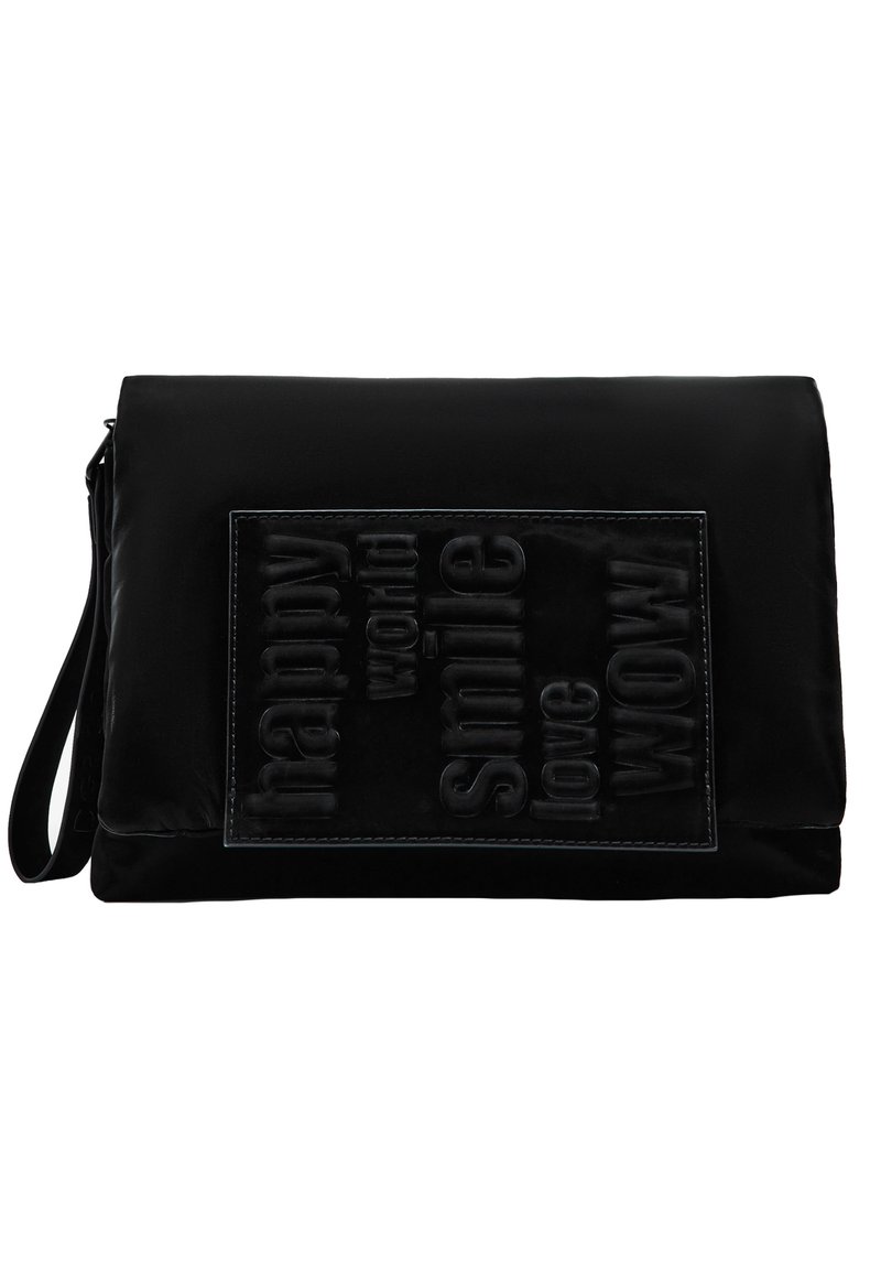 Schwarze Clutch-Tasche mit glatter Textur, ausgestattet mit einem geprägten Feld, auf dem die Wörter "happy", "smile", "love", "wow" stehen. Mit einem Handgelenkriemen.