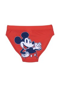 Rote Schwimmslips mit einem blauen und weißen Mickey-Mouse-Logo auf der Vorderseite. Hergestellt aus elastischem Stoff für zusätzlichen Komfort.