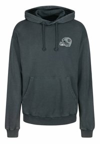 Sudadera gris oscura con un bolsillo canguro en la parte frontal, capucha ajustable con cordón y un logo de casco deportivo bordado en el lado izquierdo del pecho. Material suave.
