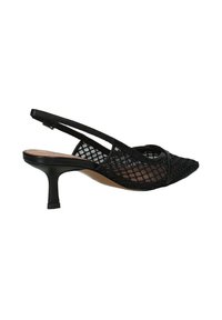 Slingback nera con tacco a punta, realizzata in materiale a rete, con sovrapposizione testurizzata e un tacco sottile per un design delicato.