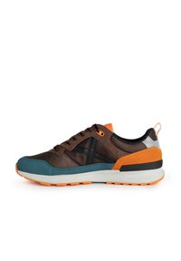 MUNICH ALPHA FW23 Zapatillas marron/marrón oscuro