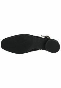Escarpin noir à talon haut avec une semelle en caoutchouc texturé, un bout étroit et une bride de cheville. Présente un design élégant et une tige en daim lisse.