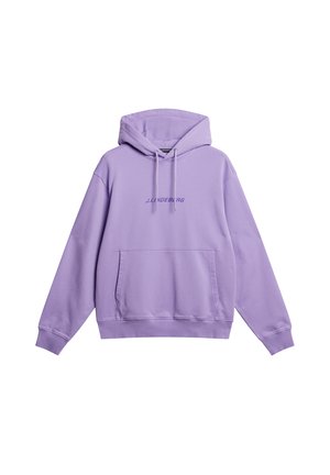 Lavendel hoodie med en kengurulomme, snor i huen og kontrasterende brandtekst på tværs af brystet; lavet af blødt, tekstureret stof.