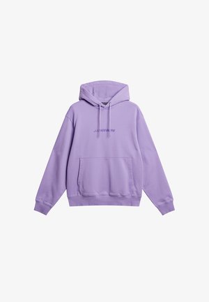 Lila hoodie med känguruficka, dragsko till huva och kontrasterande varumärkestext över bröstet; tillverkad av mjukt, texturerat tyg.