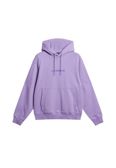 Lavendel hoodie med en kengurulomme, snor i huen og kontrasterende brandtekst på tværs af brystet; lavet af blødt, tekstureret stof.