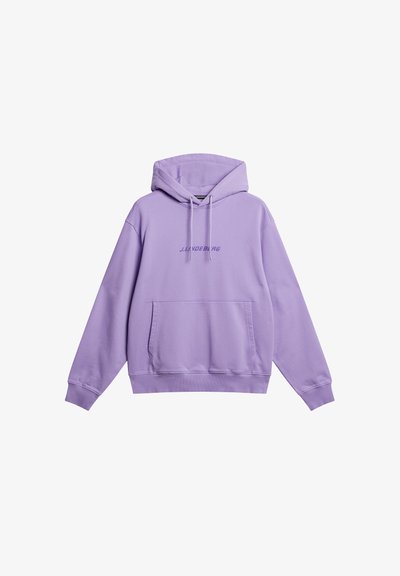 Lila hoodie med känguruficka, dragsko till huva och kontrasterande varumärkestext över bröstet; tillverkad av mjukt, texturerat tyg.