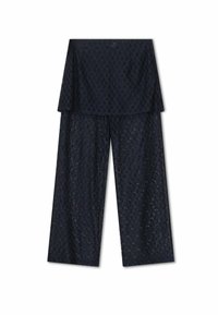 Navyblå tvådelad outfit med en topp i spetsöverdrag och breda ärmar samt matchande vida byxor, båda med ett geometriskt mönster.