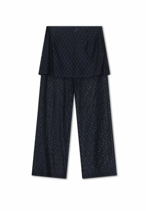 Marineblaues Zweiteiler-Outfit mit einem Oberteil aus Spitze und weiten Ärmeln sowie passenden weit geschnittenen Hosen, beide im geometrischen Muster.