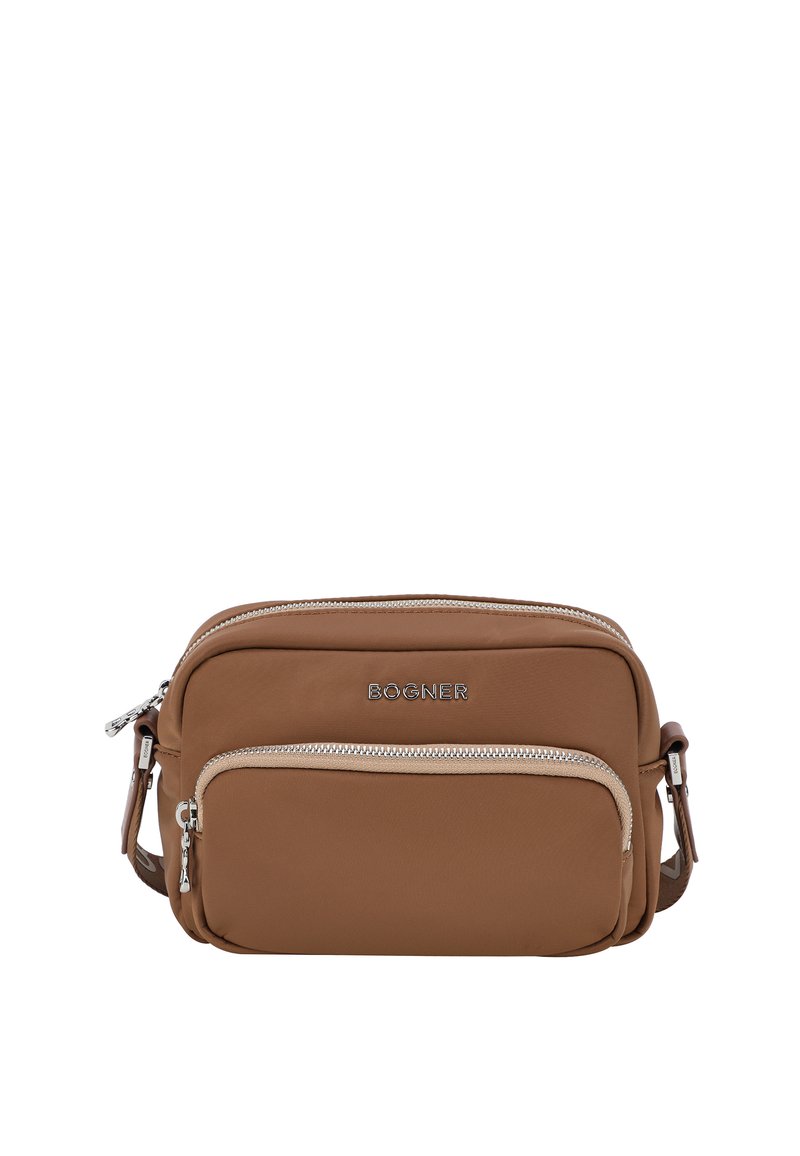 Bolso bandolera de nailon marrón con dos bolsillos con cremallera, herrajes plateados y correa ajustable. Presenta el logo de la marca grabado en la parte frontal.