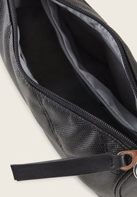 Zwarte, gestructureerde pouch met een ritssluiting, met een zachte grijze binnenkant en een klein handvat aan de zijkant voor gemakkelijk dragen.