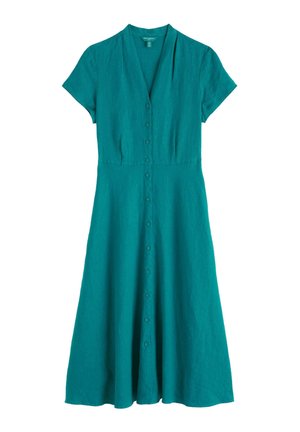 Kratka turkizna obleka s kratkimi rokavi in V-izrezom, oprijetim pasom ter sprednjim delom na gumbe dolžine do tal, izdelana iz lahkega blaga.