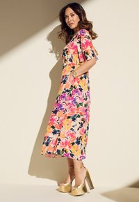 Myleene Klass FLORAL TEA - REGULAR FIT - Džersejové šaty - pink