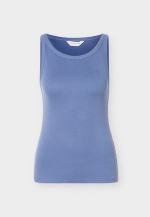 Αμάνικη ριμπ τοπ σε χρώμα σκόνης μπλε με στρογγυλή λαιμόκοψη και στενή εφαρμογή, εμφανίζεται σε λευκό φόντο.