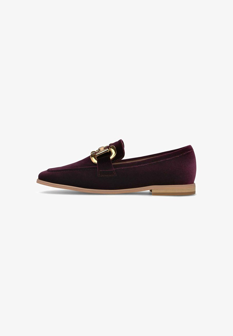 Mocasines de terciopelo burdeos con un detalle de hebilla dorada y suela plana contrastante en color marrón claro. Punta afilada y elegante con acentos de costura mínimos.