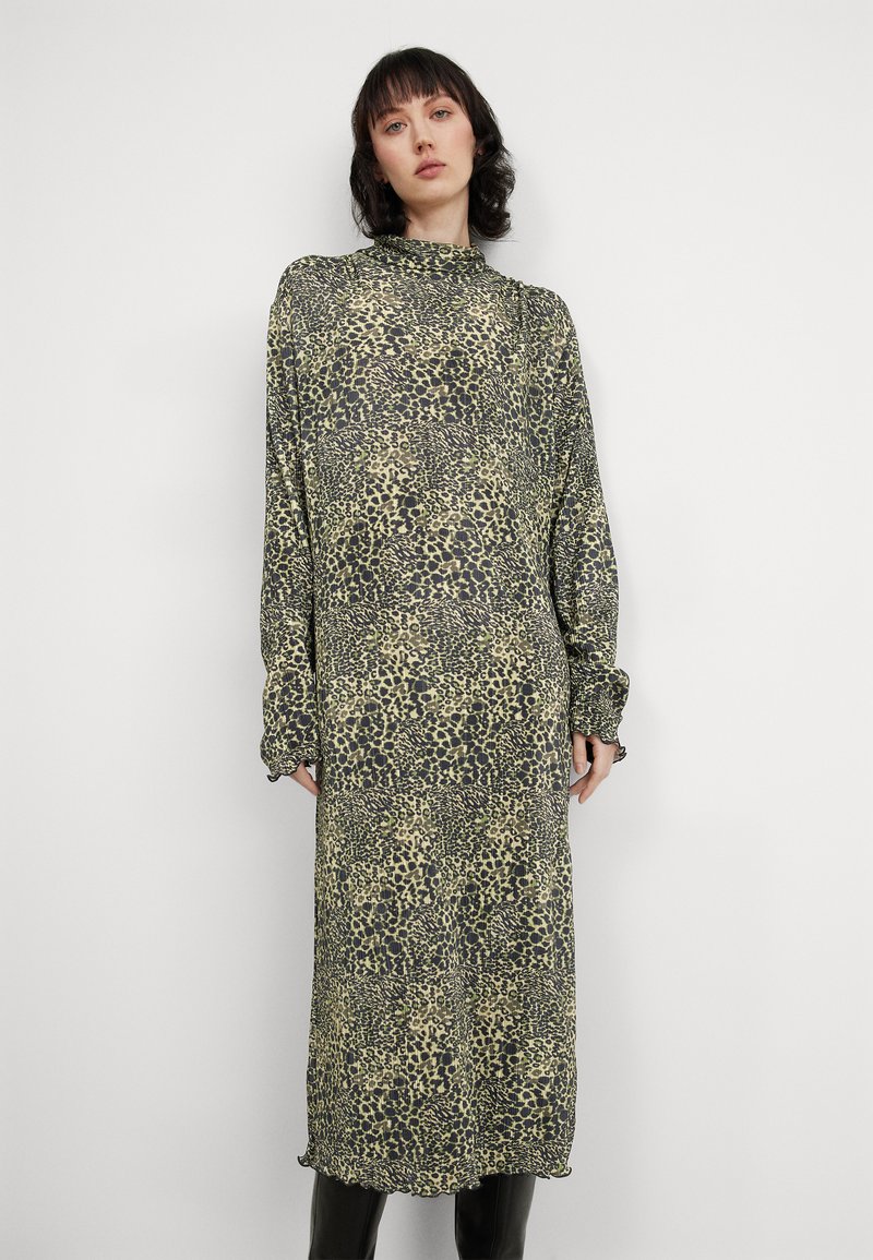 Robe à manches longues en tissu léger, dotée d'un imprimé léopard vert et noir, avec un col montant et des poignets froncés.