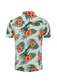 Kurzarmhemd mit weißem Hintergrund, das ein Muster aus leuchtend roten Hibiskusblüten und verschiedenen grünen tropischen Blättern zeigt.