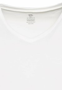 Hvid bomulds T-shirt med V-hals design. Materialesammensætning: 95% bomuld, 3% elastan. Plejeinstruktioner trykt indeni. Størrelse L.
